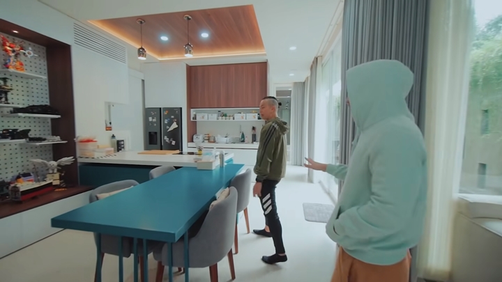 Meja Makan Sederhana