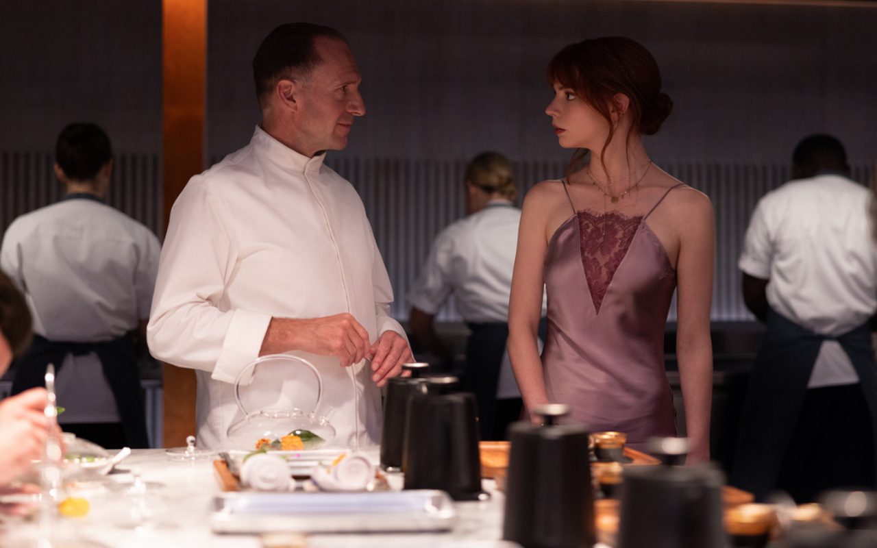 Koki Ralph Fiennes Suguhkan Hidangan Mengerikan ke Anya Taylor-Joy di Trailer 'The Menu'