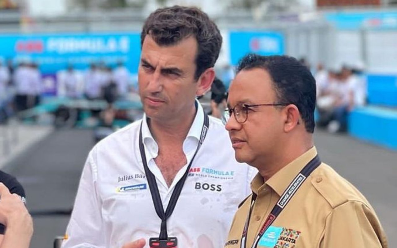 Anies Baswedan Jadi 'Target' Foto Bareng, Lokasi Penukaran Tiket Formula E Diserbu-Antrean Mengular