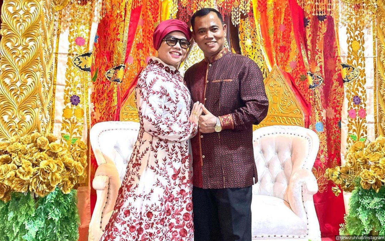 Oma Dewi Dandan Swag, Penampilan Haji Faisal Pakai Kalung Saat Diundang TV Tak Kalah Curi Perhatian