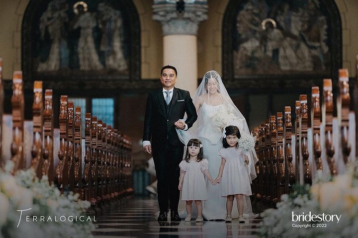 Momen Digandeng Sang Ayah