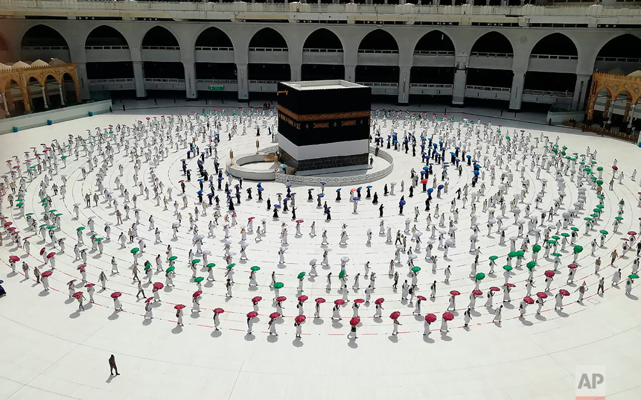 Jemaah Haji RI Meninggal di Madinah, Suami Menangis dan Ungkap Masih Sempat Bercanda di Pesawat