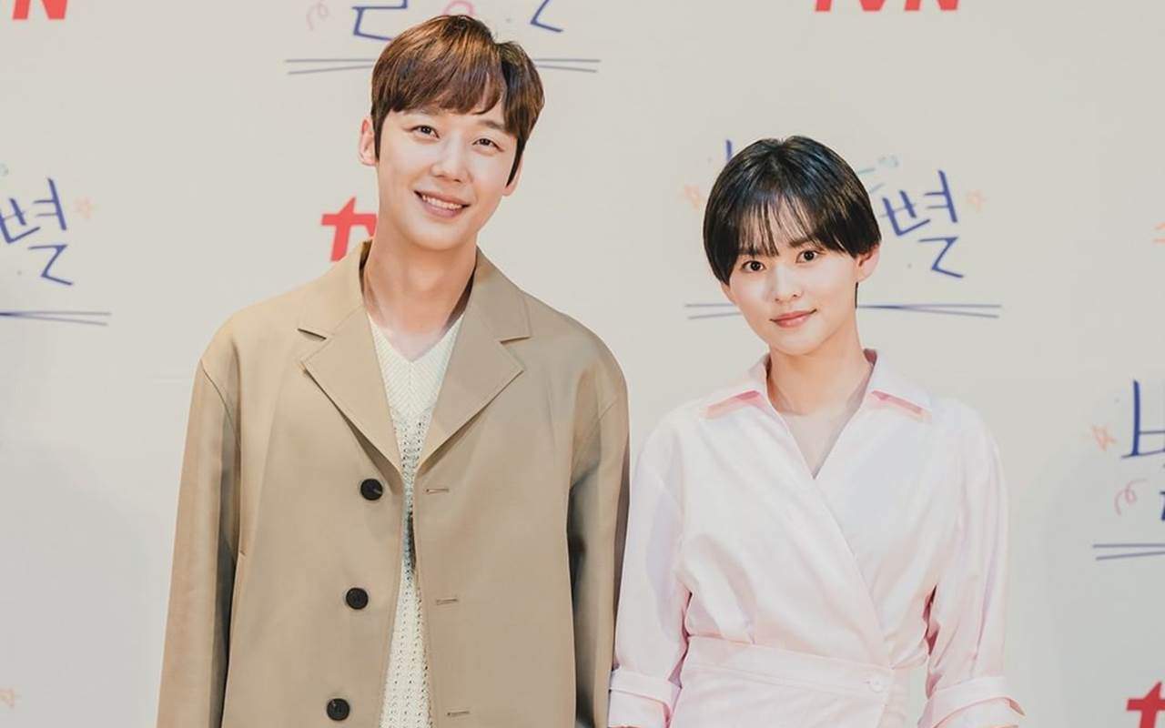 Yoon Jong Hoon dan Kim Yoon Hye Makin Mesra di 'Shooting Stars'