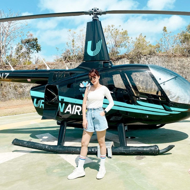 Pose Asik Dengan Helikopter