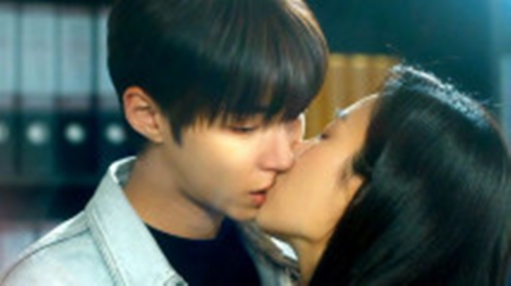 Bocoran Foto Ciuman Hwang In Yeop dan Seo Hyun Jin di \'Why Her\' Buat Fans Heboh