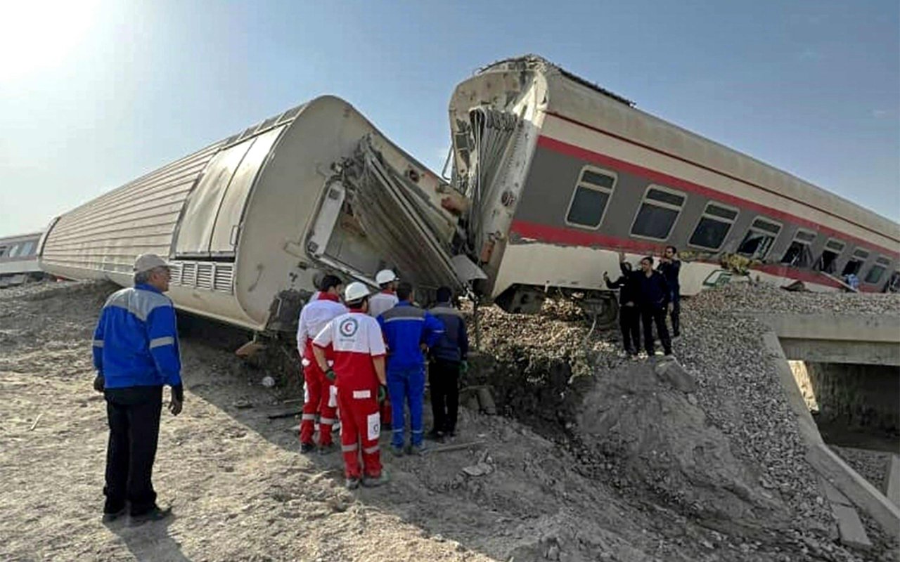 Diduga Tabrak Ekskavator, Kereta Tergelincir di Iran Tewaskan 17 Orang