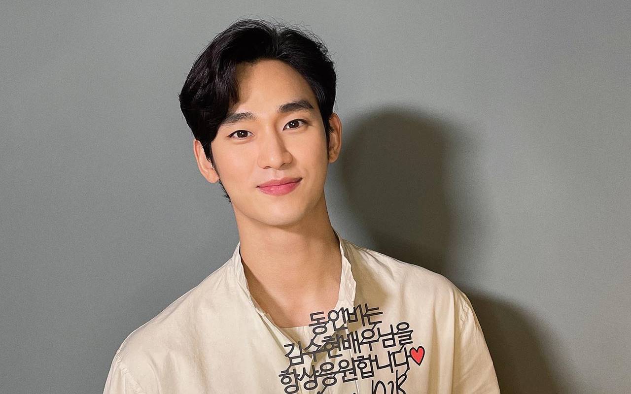 Manisnya Sikap Kim Soo Hyun Terima Hadiah Dari Fans Meski Terhalang Bodyguard 