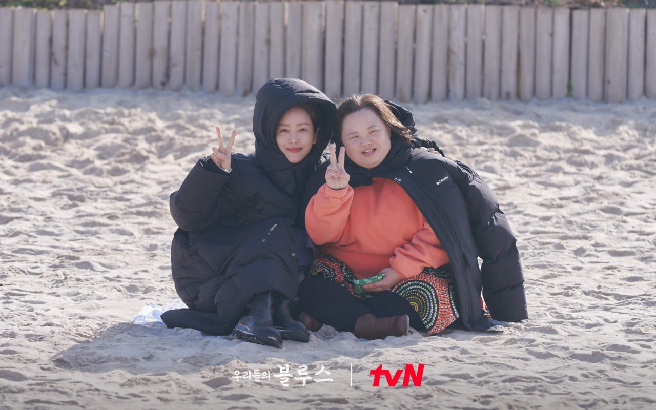 Pemeran Kembarannya Idap Down Syndrome, Begini Sikap Hangat Han Ji Min Saat Syuting 'Our Blues'