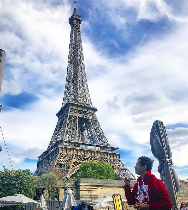 Menikmati Secangkir Minuman Di Eiffel