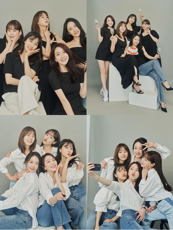 Pamer Foto Keluarga di Perayaan Anniv Ke-15, KARA Bikin Fans Nangis Tetap \'Hadirkan\' Goo Hara
