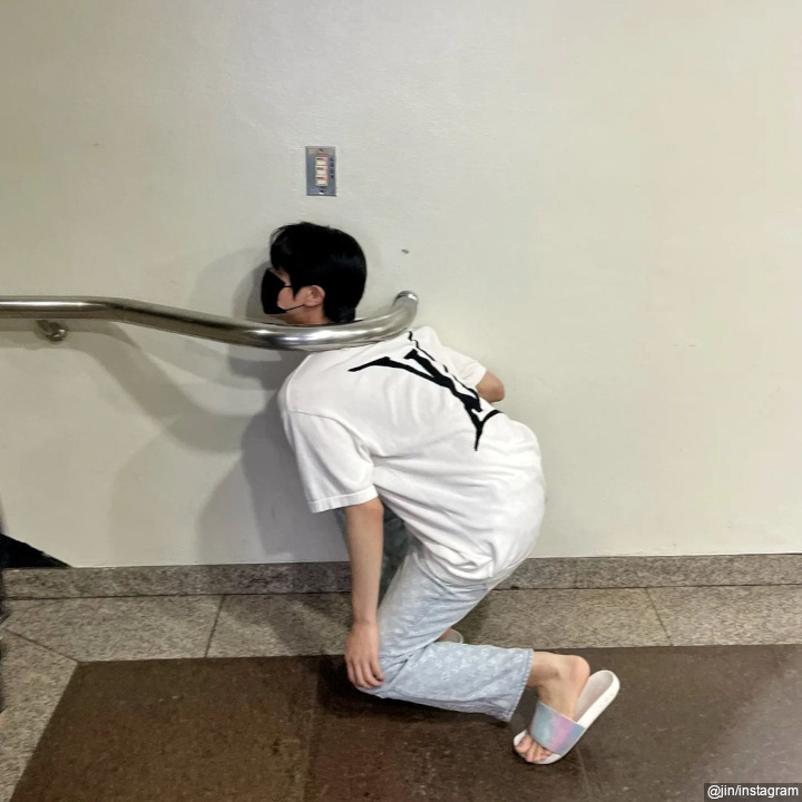 Foto Konyol Jin BTS di Tangga \'Music Bank\' Bikin Ngakak, Cuma Bagian Tubuh Ini yang Masuk