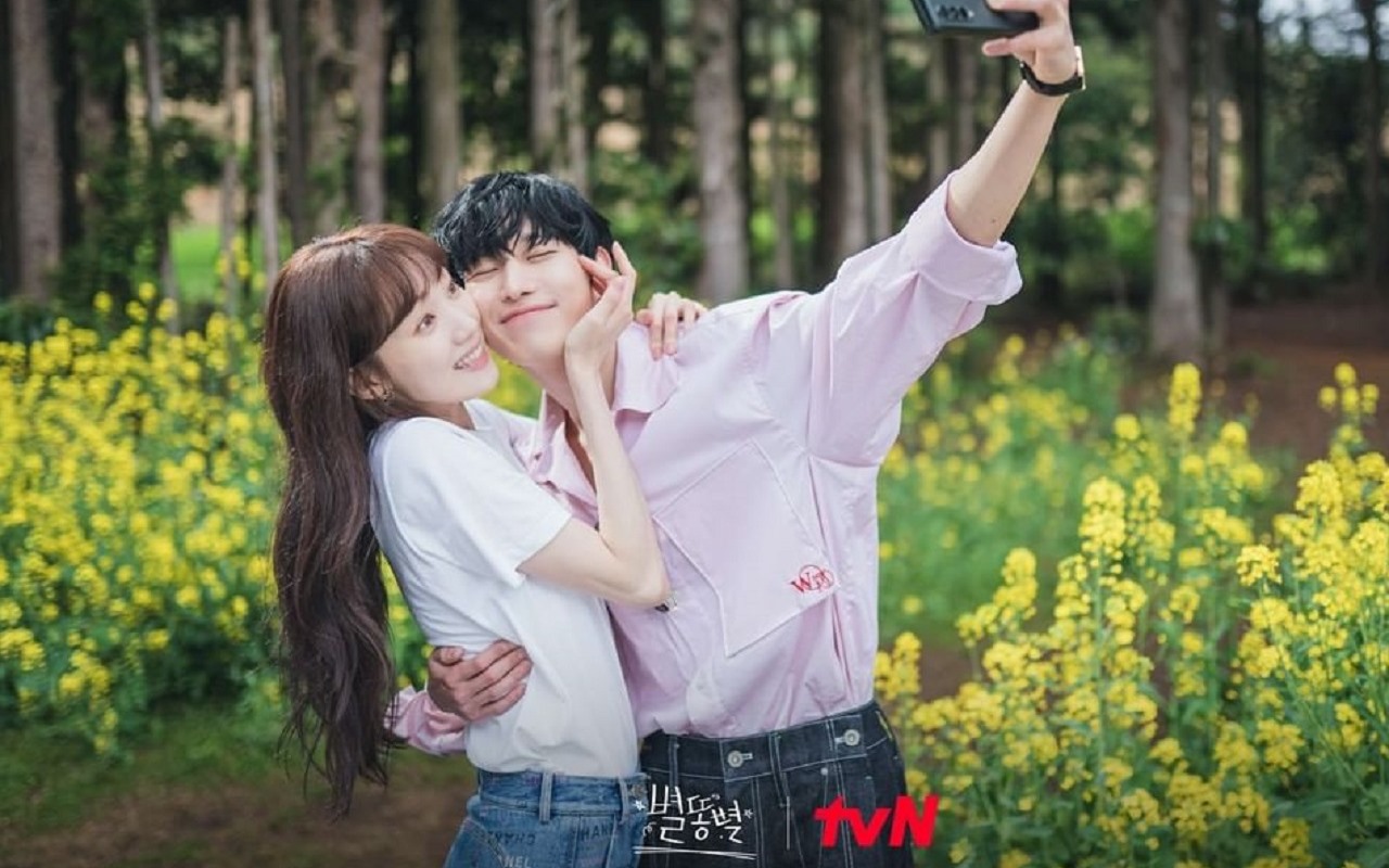Chemistry Lee Sung Kyung dan Kim Young Dae Saat Syuting Adegan Ranjang 'Shooting Stars' Curi Fokus