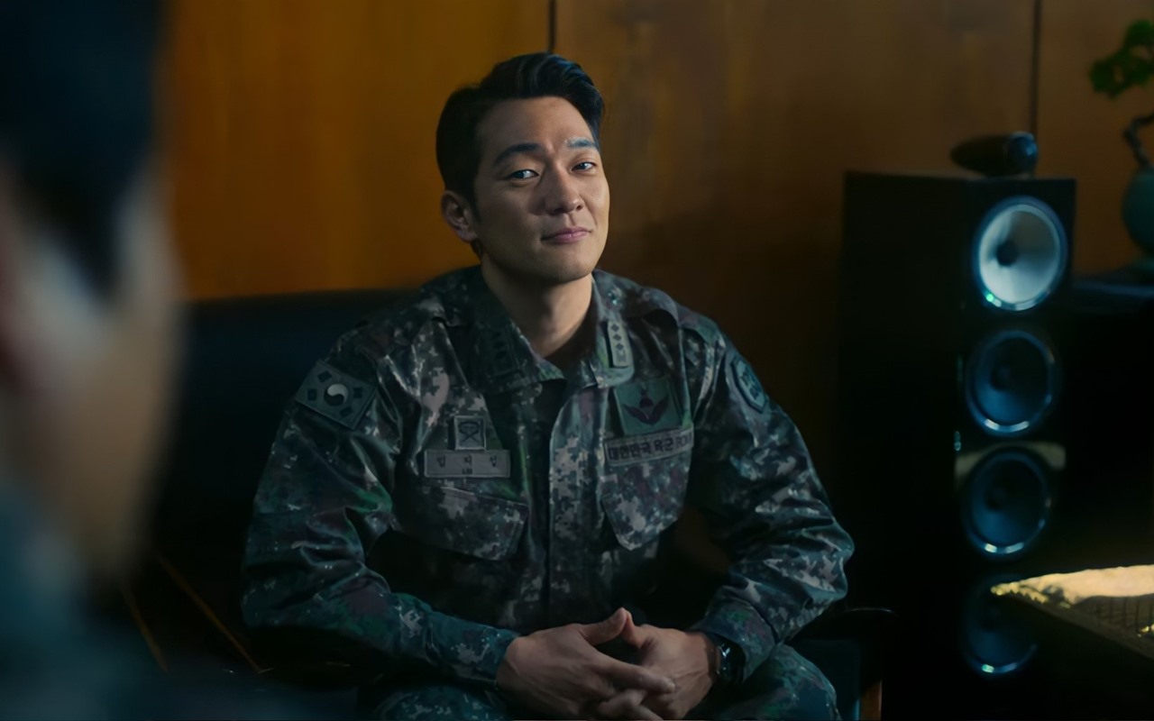 Kepergok Syuting 'D.P. 2', Son Suk Ku Tetap Berkarisma dalam Potret Buram!