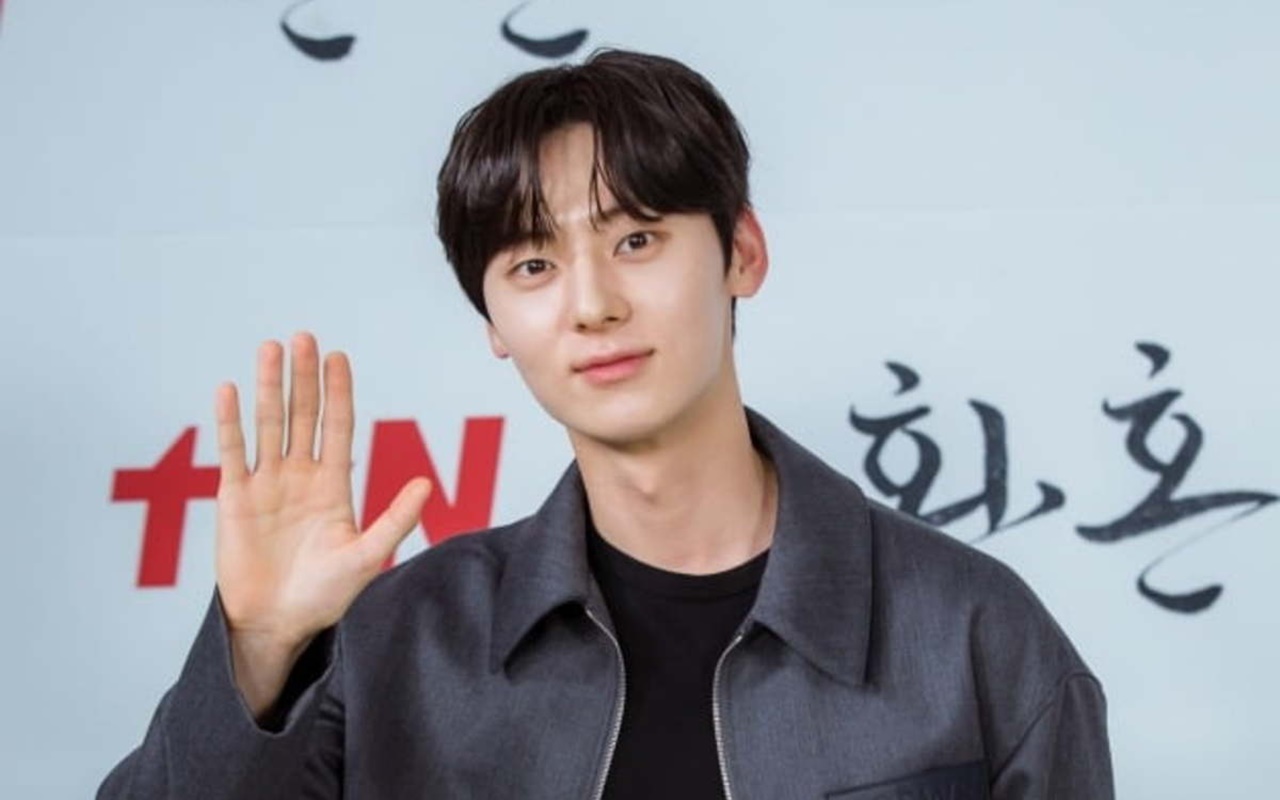 Hwang Minhyun Tak Punya Gandengan di Preskon Drama Baru, Kode Jadi Sad Boy?