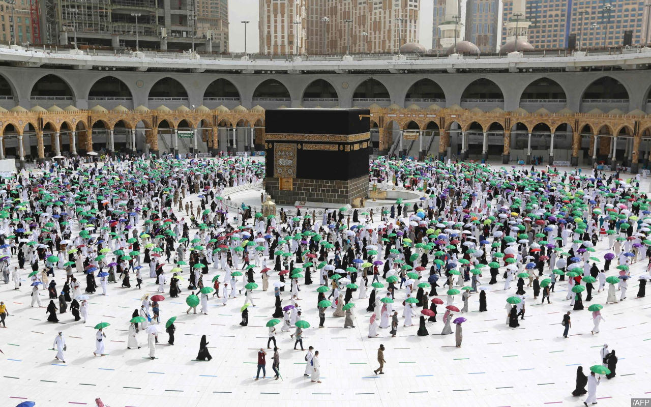  Cerita Jemaah Haji Asal Indonesia yang Telapak Kakinya Melepuh Usai Kehilangan Sandal