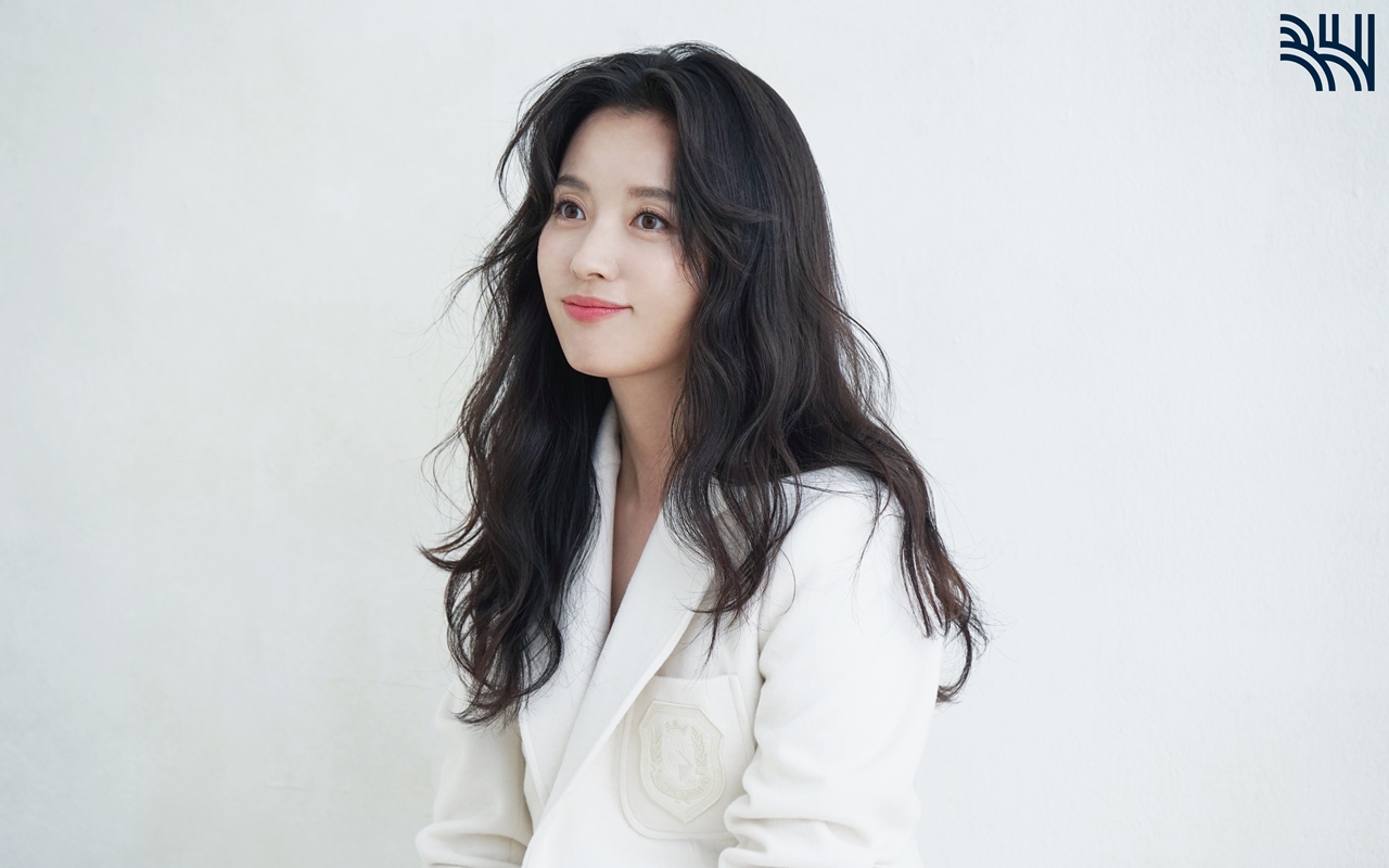 Balik Jadi Seorang Istri, Han Hyo Joo Tampil Elegan Syuting Drama Baru