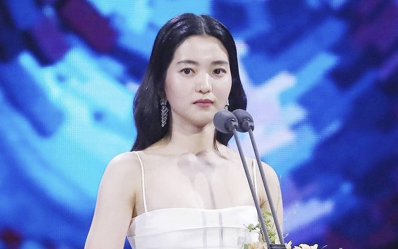 Baeksang Arts Awards 2022: Kim Tae Ri Lakukan usai Raih Penghargaan, Relate Banget ke Orang Biasa!
