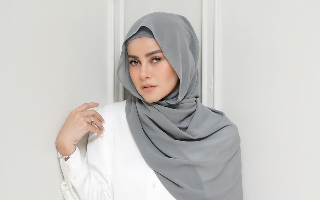 Sudah Hijrah, Olla Ramlan Biarkan Rambut Ngintip Hingga Pakai Setelan Ketat Tetap Dipuji?