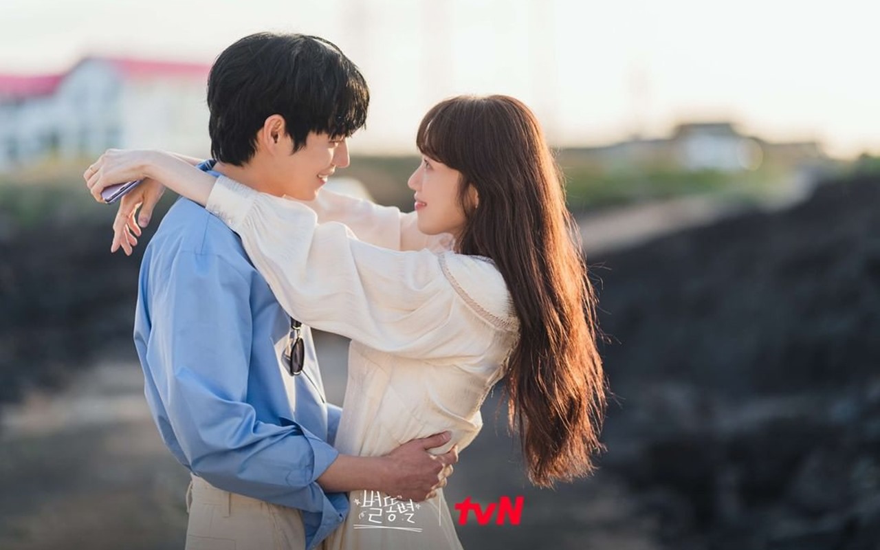 Bikin Gemas, Lee Sung Kyung dan Kim Young Dae Auto Pelukan Mesra Usai Tuntaskan 'Shooting Stars'