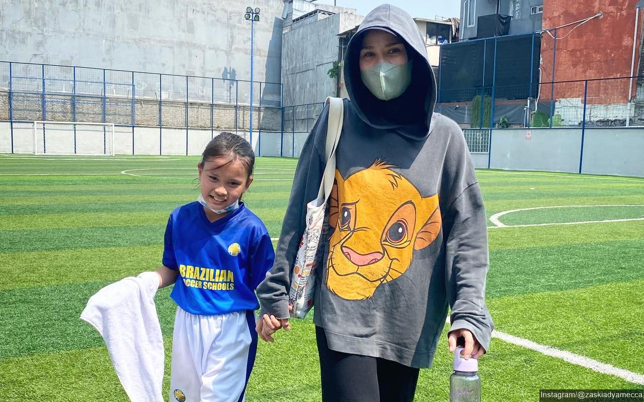Zaskia Adya Mecca Daftarkan Sang Putri ke Akademi Sepak Bola, Bongkar Kisah Mulanya