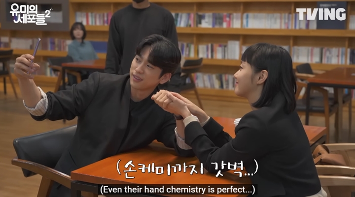 Kim Go Eun Asyik Mainan Tangan Jinyoung GOT7 di Lokasi \'Yumi\'s Cells 2\' Disorot