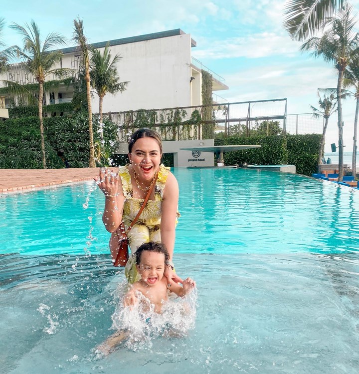 Tertawa Riang Saat Berenang