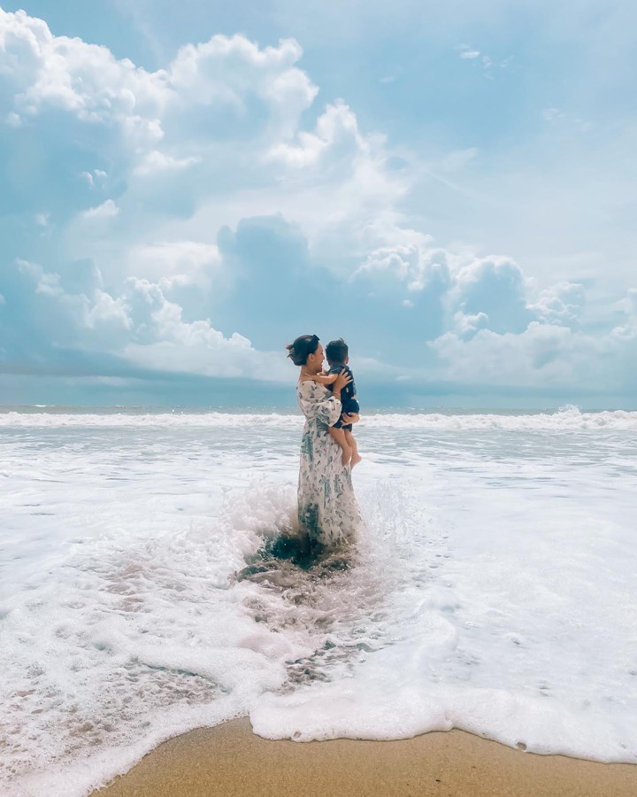 Pose <i>Candid</i> di Pantai