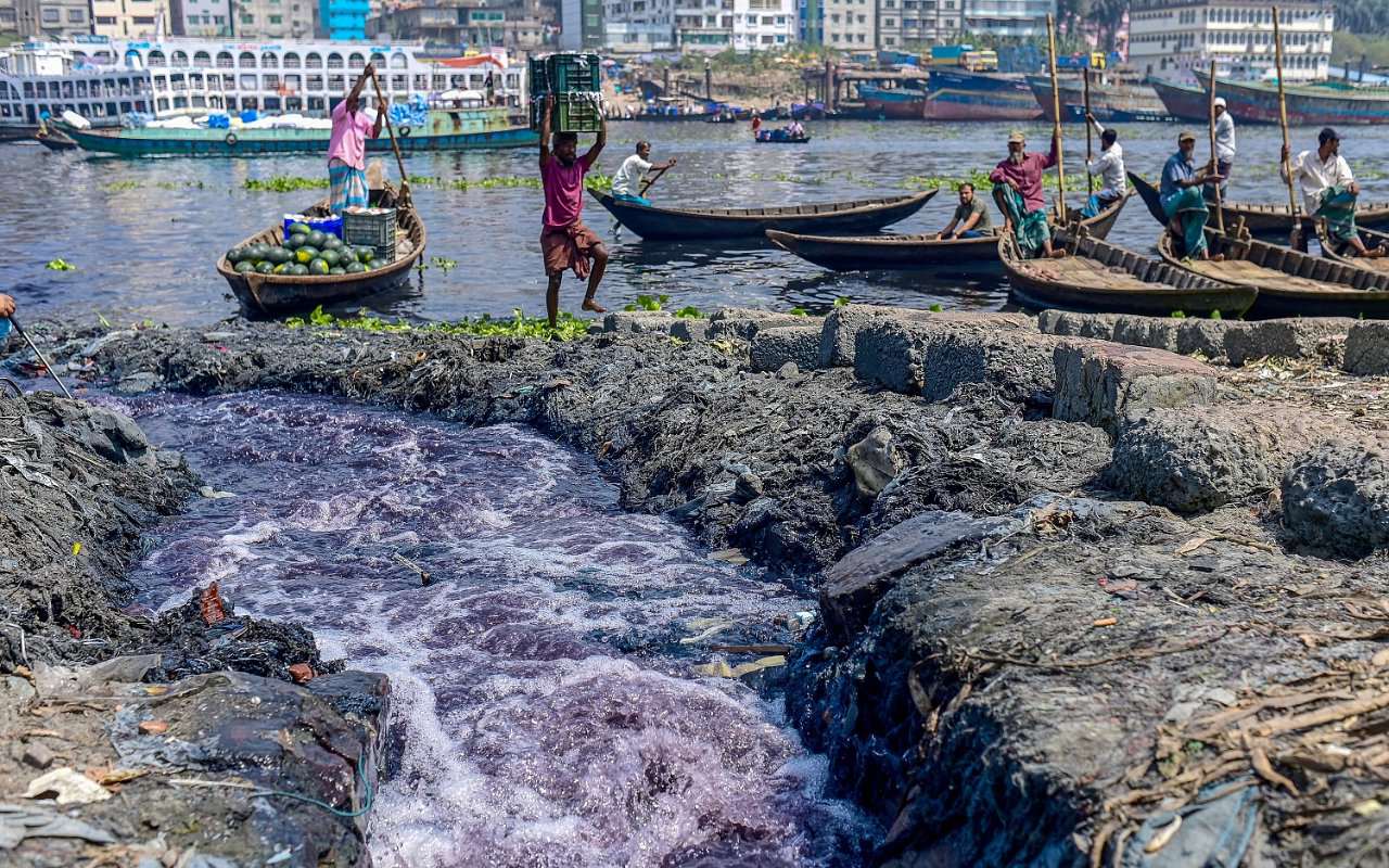 Puluhan Sungai di Bangladesh Tercemar Parah Imbas Limbah Industri Garmen