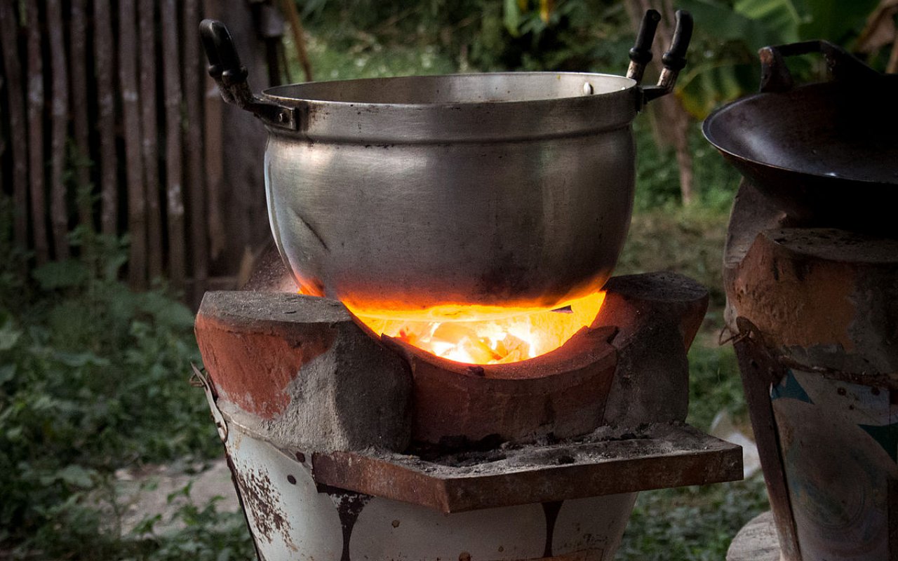 Harga Bahan Bakar Melonjak, Thailand Sarankan Warganya Pakai Kompor Arang