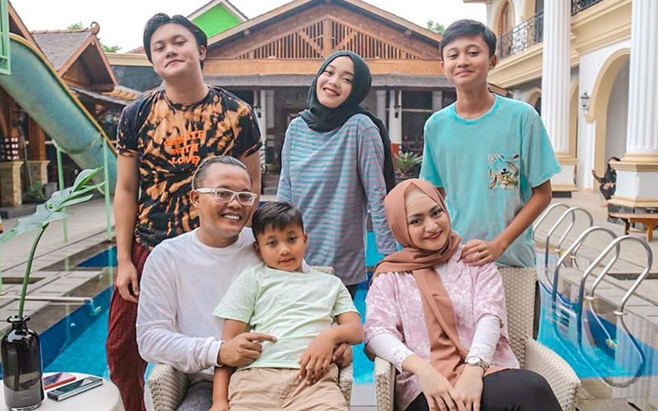 'Perang Dingin' Dengan Putri Delina, 10 Momen Akur Nathalie Holscher Bareng Anak Sambung