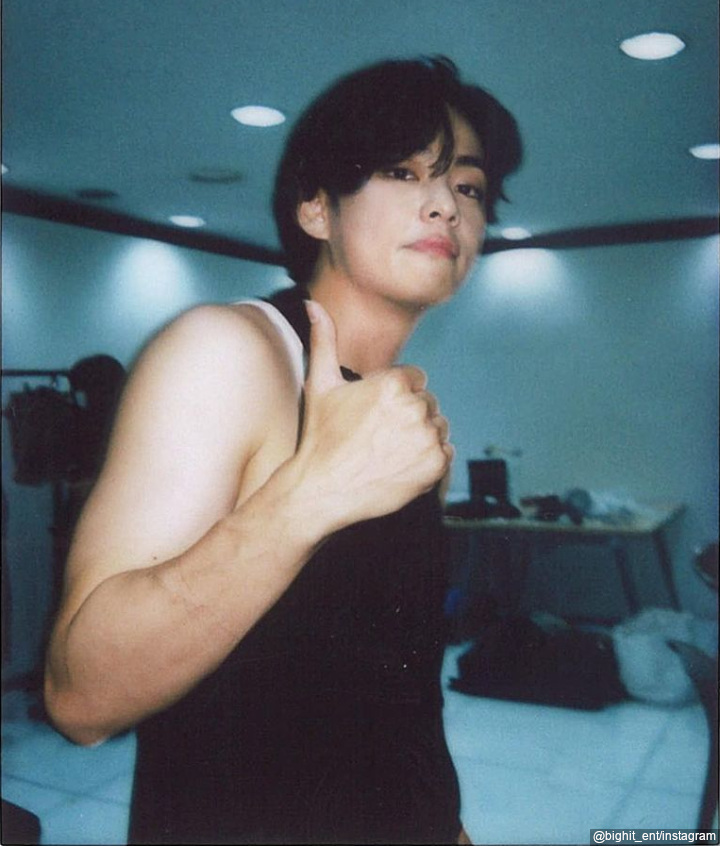 V BTS Tampil Paling Beda di Potret Polaroid Promosi \'Proof\' 2
