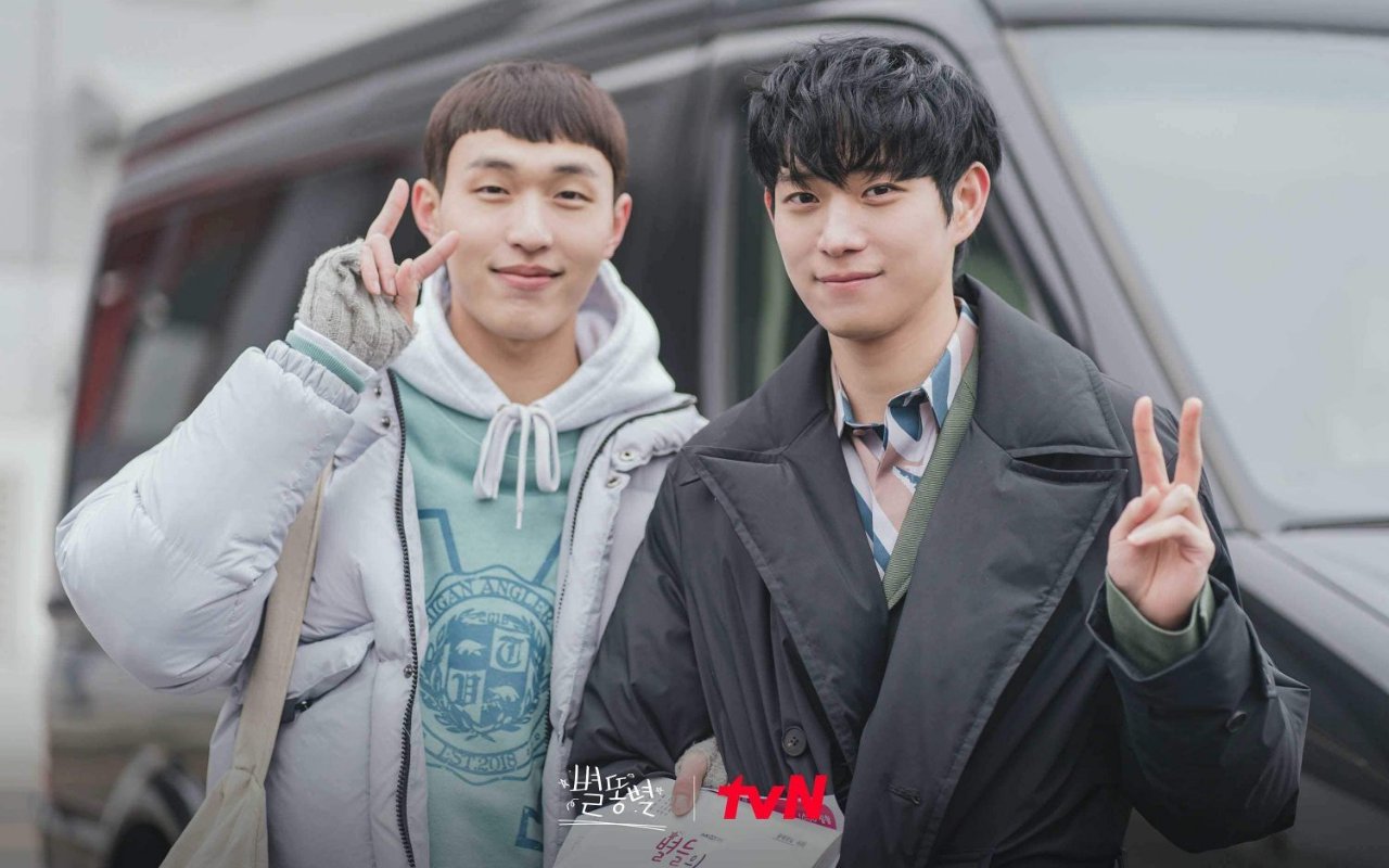 8 Potret Charming Jin Ho Eun, Manager Andalan Kim Young Dae di