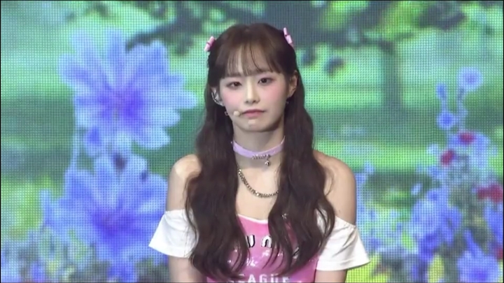 Ekspresi Murung Chuu Saat Konser Dunia LOONA Disebut Tuai Sorotan