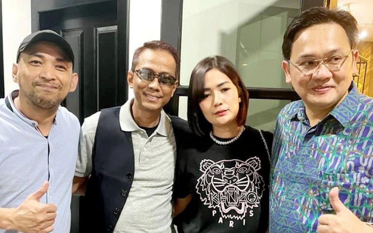 Beri Selamat Ultah Buat Farhat Abbas, Pose Doddy Sudrajat Nempel ke Kakak Marissya Icha Bikin Salfok