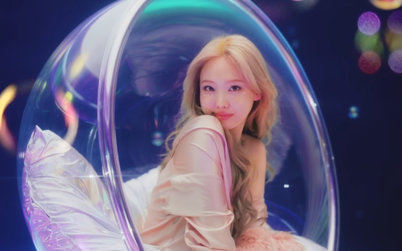 Tampil Seksi dan Ceria, Nayeon TWICE Jadi Ratu Musim Panas di MV Debut Solo 'POP!'
