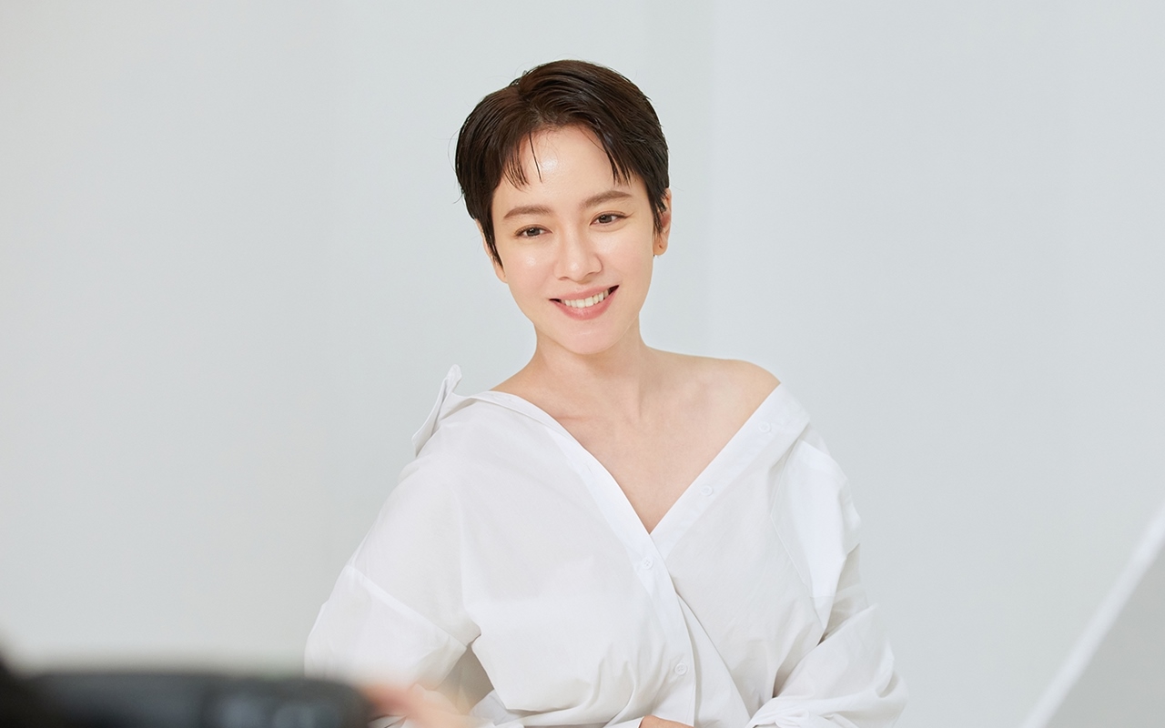 Song Ji Hyo Seksi Pakai Dress Bolong Kanan Kiri Auto Banjir Pujian