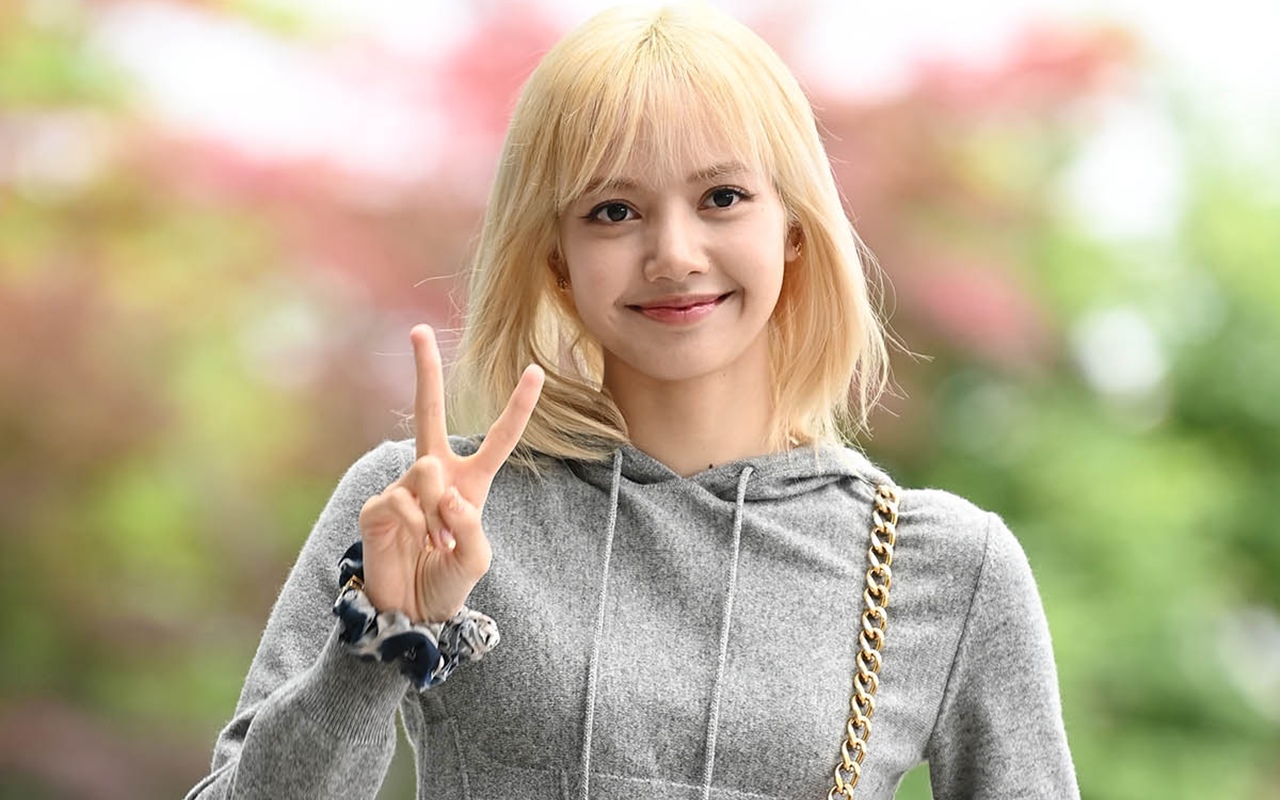 Bajunya Seksi Banget, Inikah Alasan Lisa BLACKPINK Pakai Hair Extension di Event Celine?