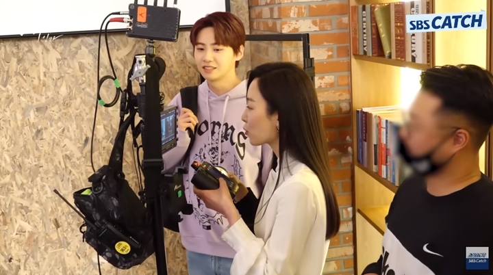 Beda Dari Drama, Seo Hyun Jin Bak Anak Kecil Mainan Properti Syuting \'Why Her\'