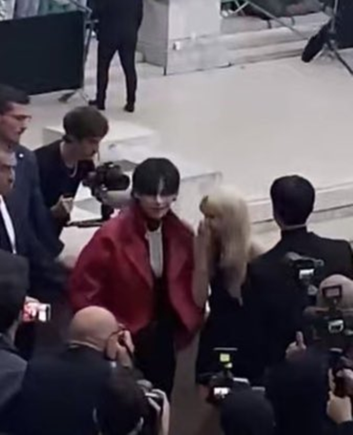 Lisa BLACKPINK Bisik-Bisik ke V BTS di Depan Umum, Gosipin Apa? 2