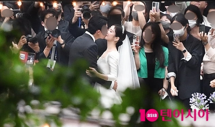 Cuek Jepretan Kamera, Jang Nara Ciuman Romantis Dengan Suami di Pesta Pernikahan
