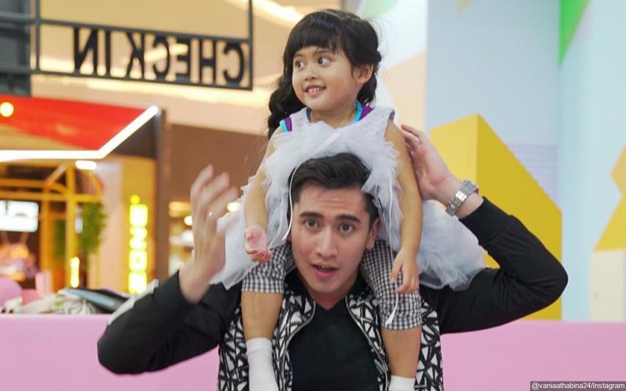 Verrell Bramasta Absen di Wisuda Vania Athabina, Intip 10 Momen Hangatnya Bak Sibling Goals