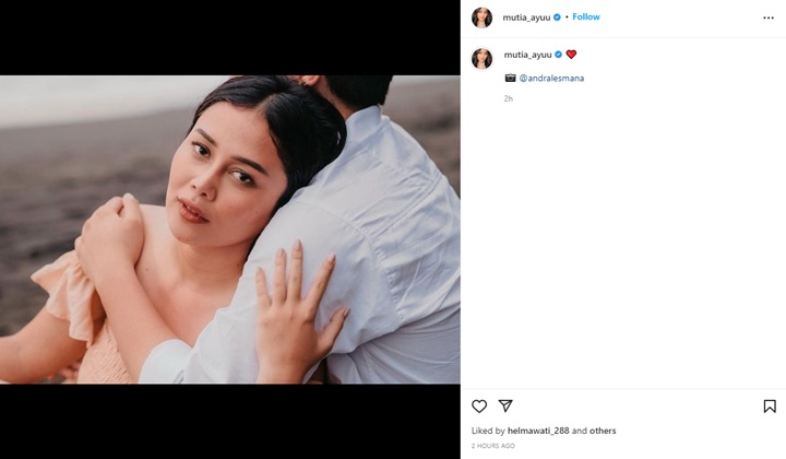 Mutia Ayu Tampak Bahagia Dipeluk Mesra Sosok Pria Misterius, Siapa?