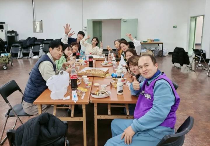 Langka, Shin Min A dan Kim Woo Bin Perdana Duduk Sebelahan Foto Bareng Cast \'Our Blues\'