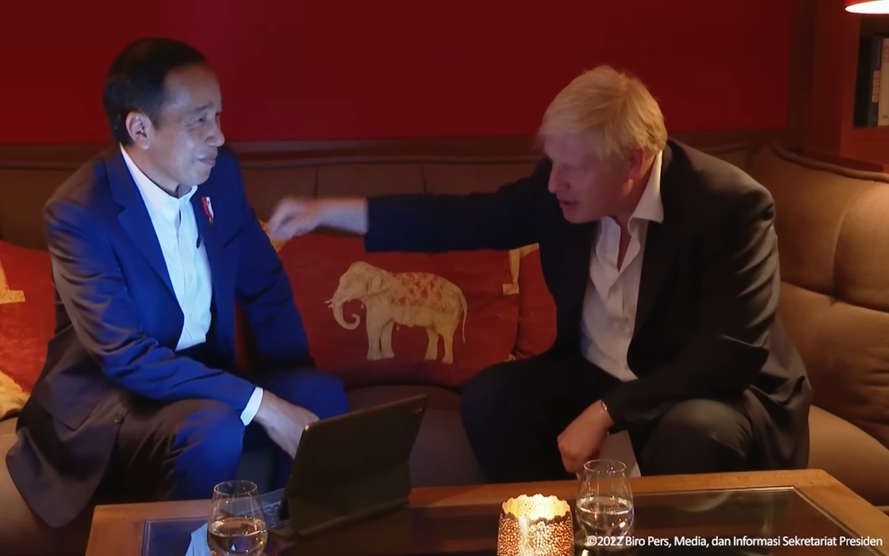 Bertemu di Sela-Sela KTT G7, PM Inggris Boris Johnson Tampak Akrab 'Tinju' Lengan Jokowi 