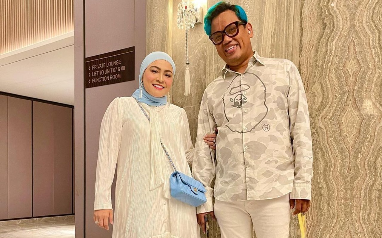 Uya Kuya Dikelilingi Bule Cantik, Ekspresi 'Melas' Astrid Kuya di Pinggir Jadi Sorotan