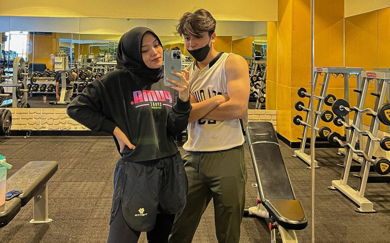 Diisukan Putus, 8 Potret Putri Delina dan Jeffry Reksa Mesra Ala Gym Couple