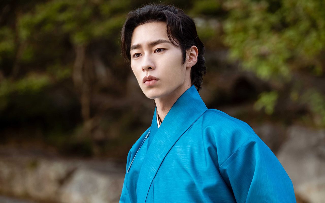 Bakal Rebutan Tahta di Drama, Lee Jae Wook Nongkrong Kocak Bareng Pemeran 'Alchemy of Souls'