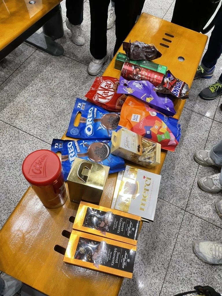 IU Siapkan Snack Hingga Rela Jabat Tangan Fans Saat Sudah di Mobil Ketika Tiba di Bandara