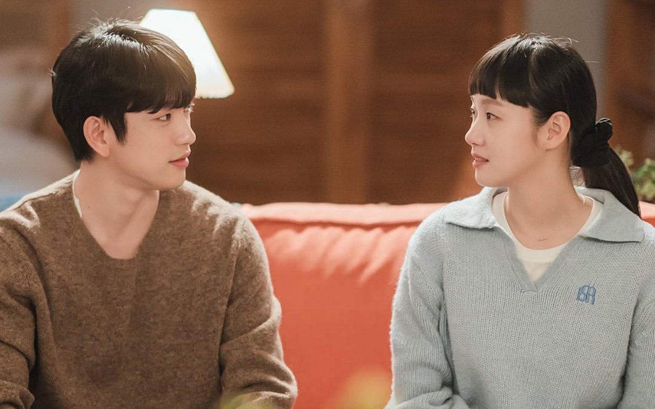Jinyoung GOT7 & Kim Go Eun Uwu Banget Saat Syuting Adegan Romantis 'Yumi's Cells 2', Ini Potretnya