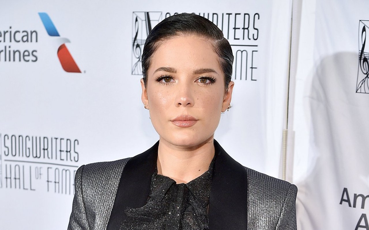 Penonton Ramai-Ramai Tinggalkan Konser Halsey di Tengah Pidato Terkait Aborsi